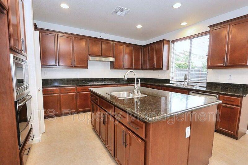 208 Blue Pine Ct - Photo 3 of 38