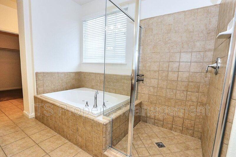 208 Blue Pine Ct - Photo 4 of 38