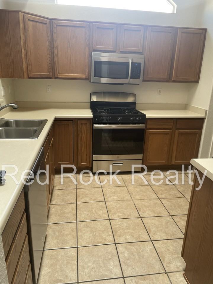 7204 Deer Canyon Ave Ne - Photo 3 of 17