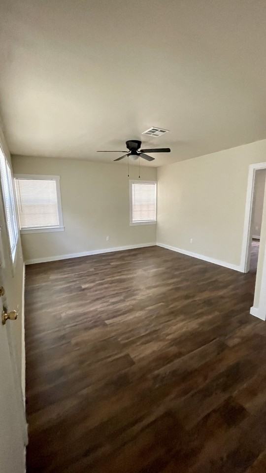 533 Calumet Ave - Photo 3 of 6