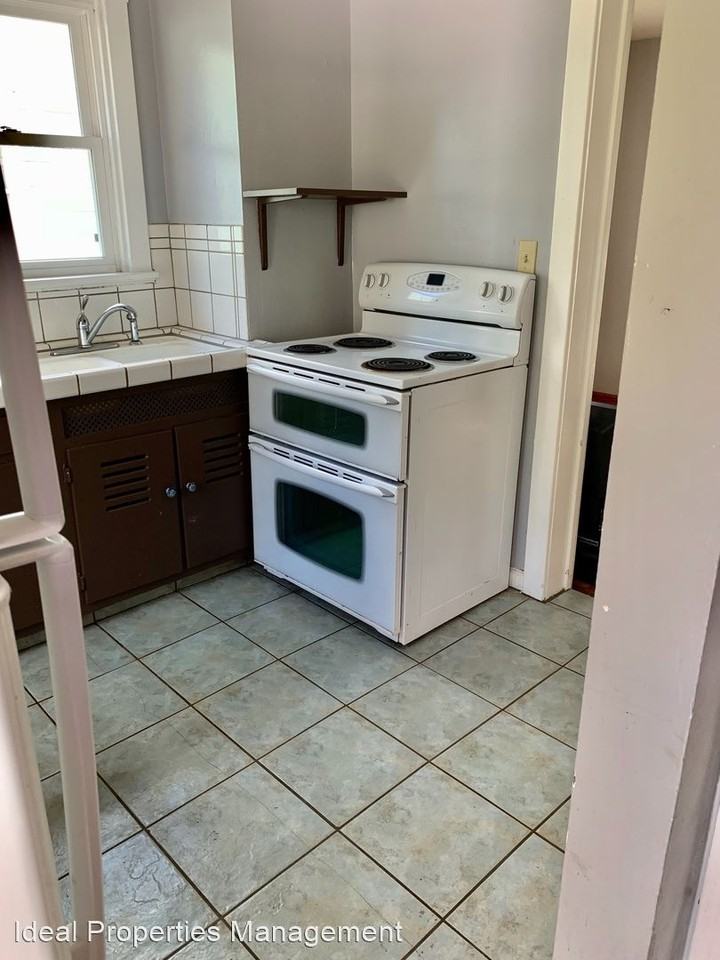 2440 Yale Blvd - Photo 2 of 8