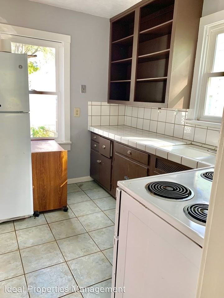 2440 Yale Blvd - Photo 3 of 8