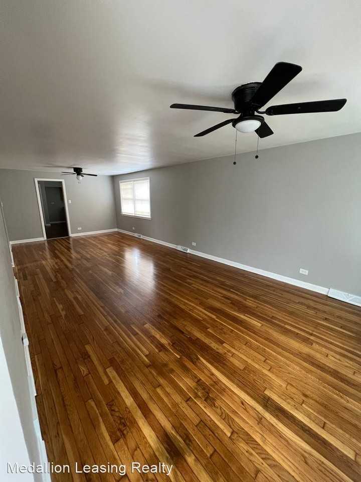 12917 S Green St - Photo 3 of 20