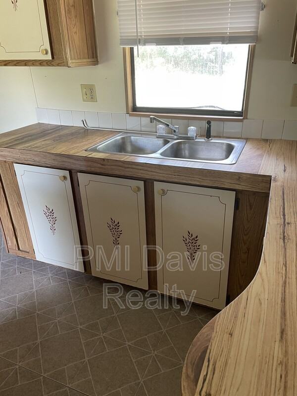 2256 S Mimosa Ave - Photo 2 of 7