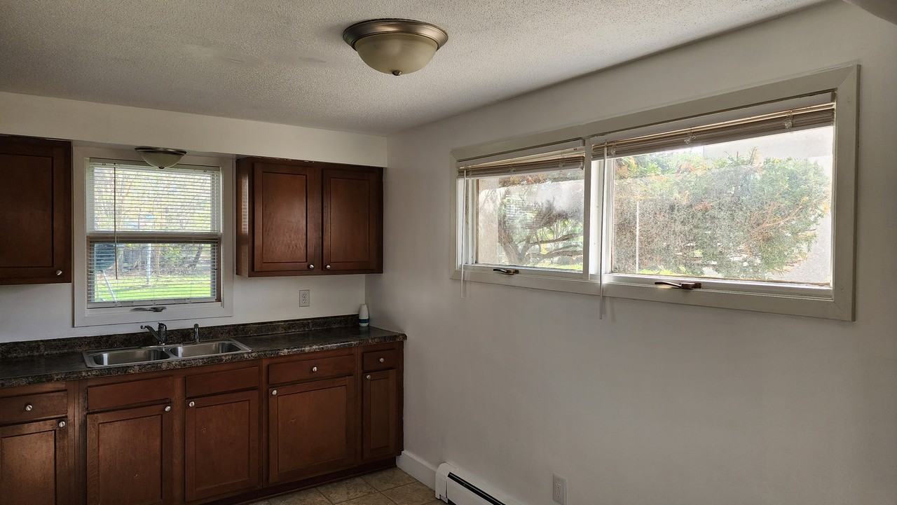 1738 Hawthorne Avenue East ##1 - Photo 4 of 10