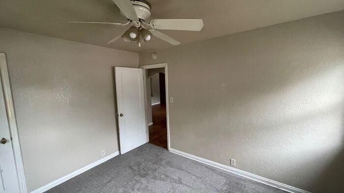 943 E Prospect Rd - Photo 3 of 15