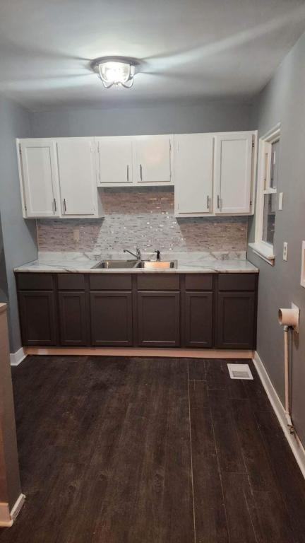 1433 E 35th Ct - Photo 5 of 13