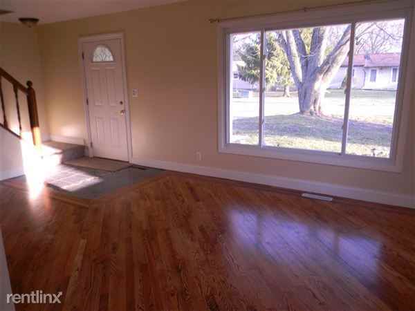 203 Wolverine Cir - Photo 2 of 4