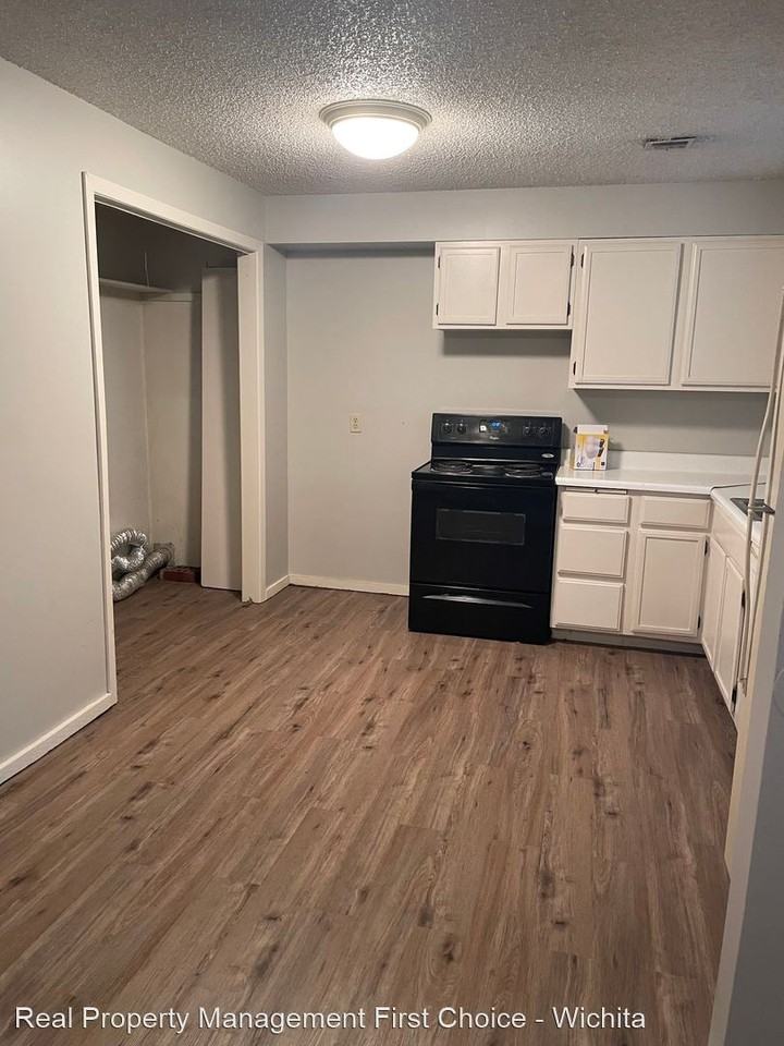 1124 S Glenn St #3 - Photo 2 of 6