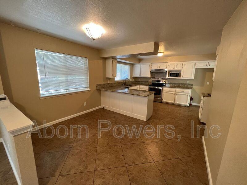 3027 Royal Dr - Photo 3 of 15