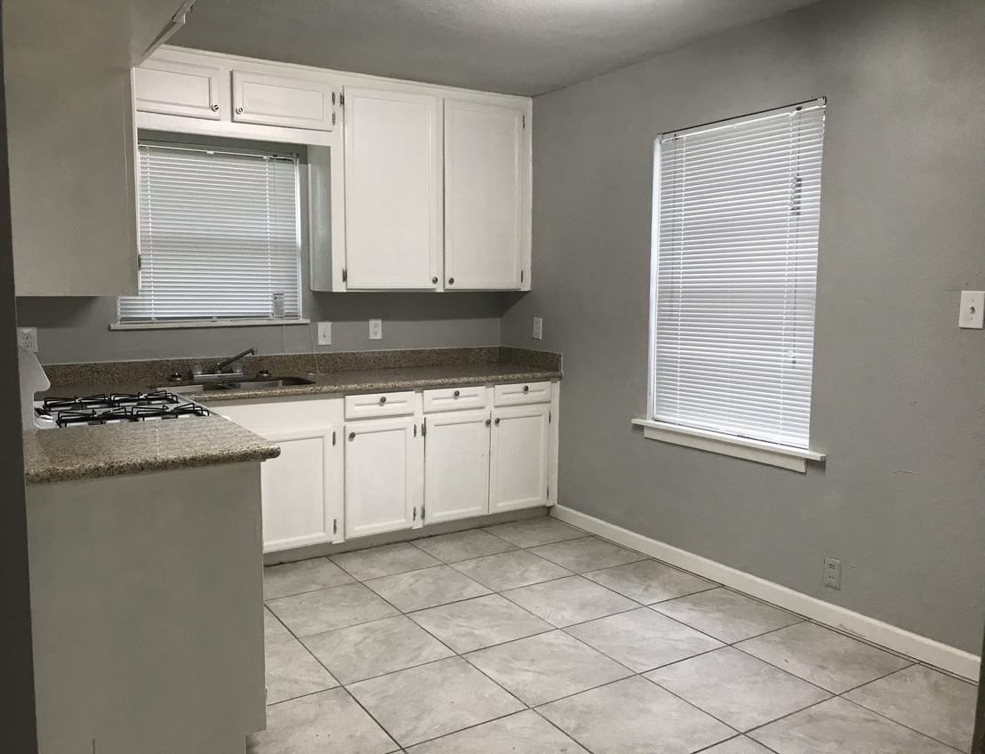 4207 East Ln - Photo 3 of 7