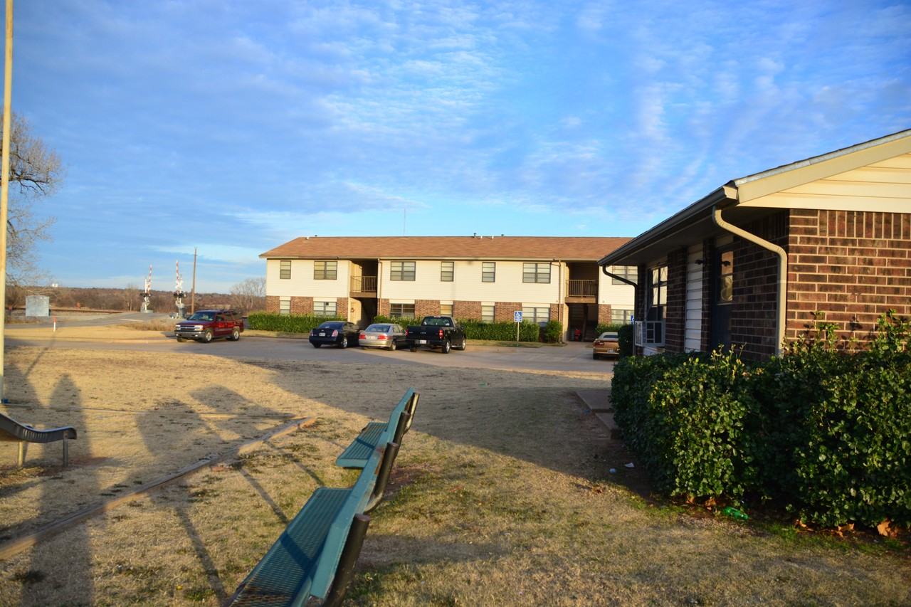 Park Lane Apartments - Photo 6 of 7