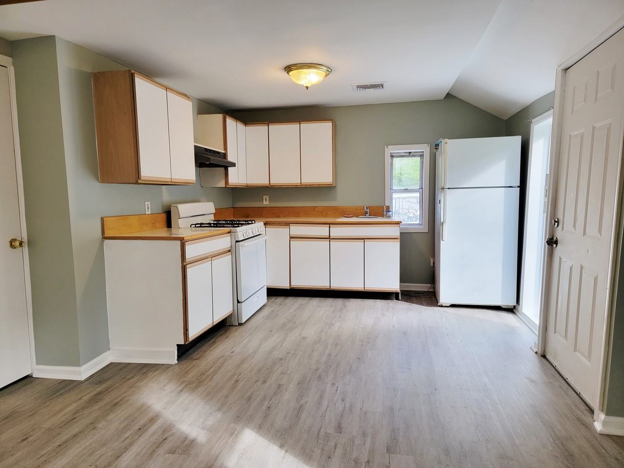 606 Main Rd - Photo 2 of 17