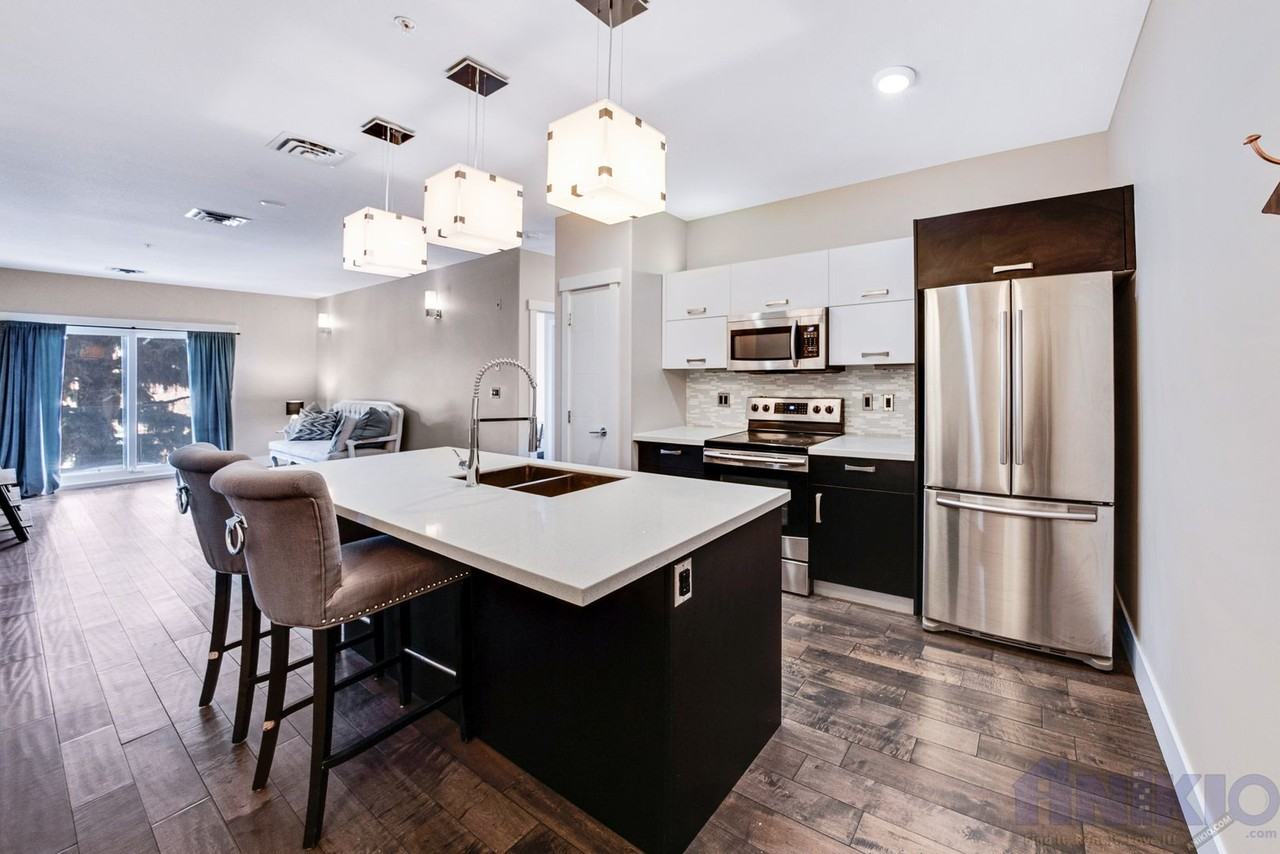 2 Bedroom Executive Condo in Varsity View Apartments 1010 Main Street