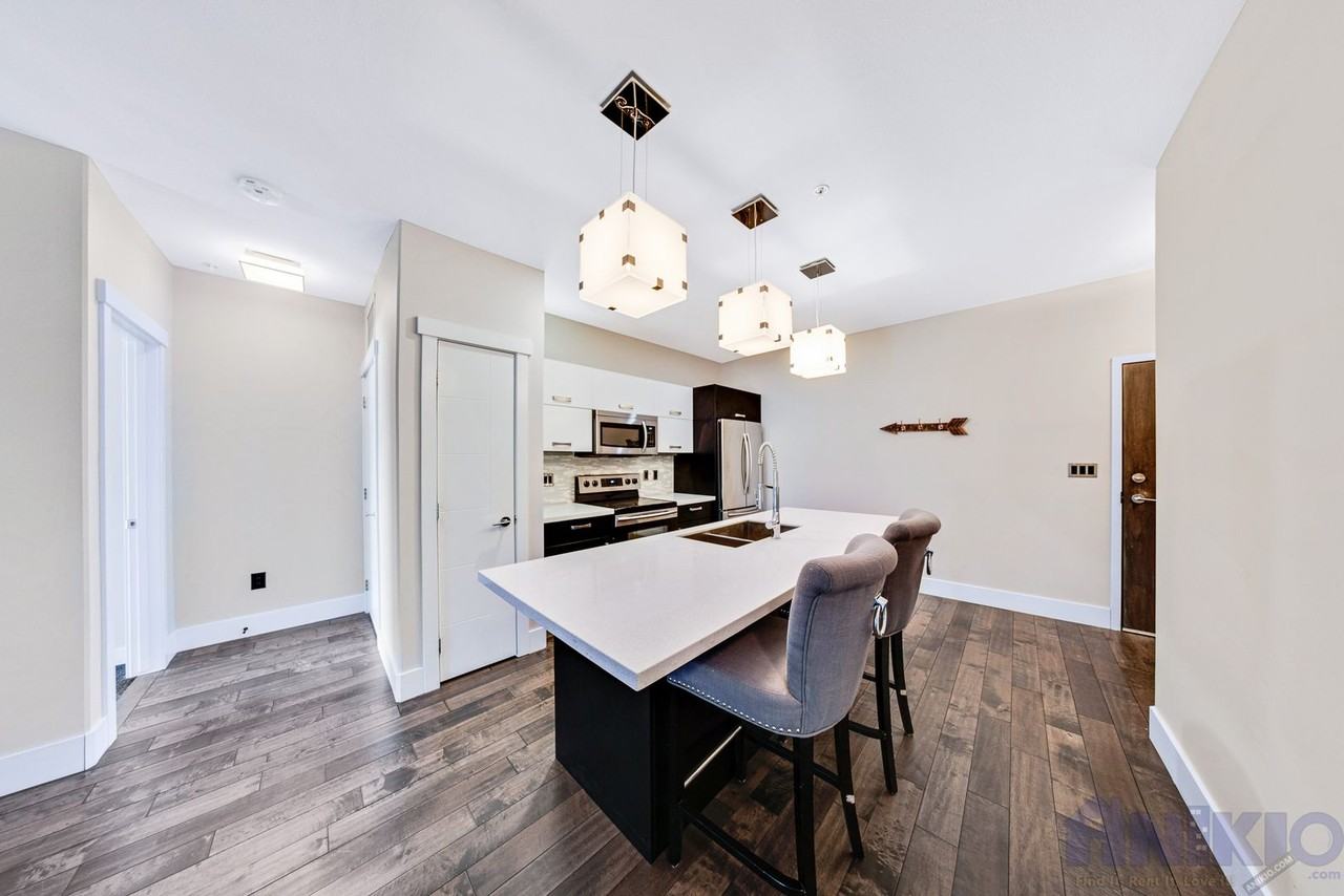 2 Bedroom Executive Condo in Varsity View Apartments 1010 Main Street