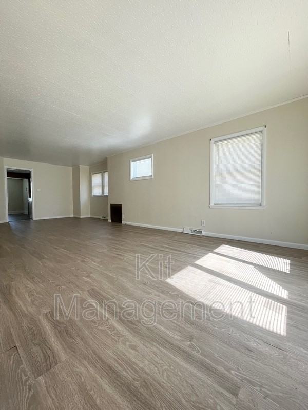 3953 Woodhaven Dr - Photo 2 of 13