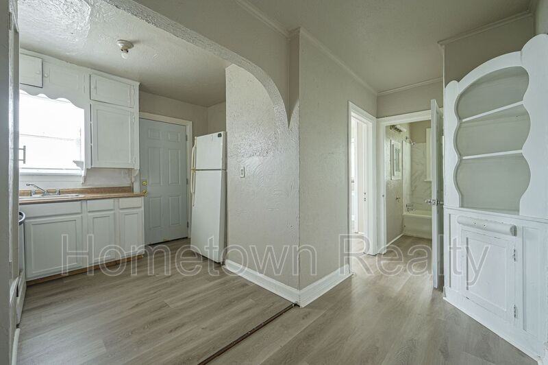 1427 Ne 28th St - Photo 5 of 11