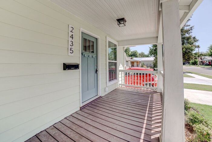 2435 E 7th St - Photo 3 of 20