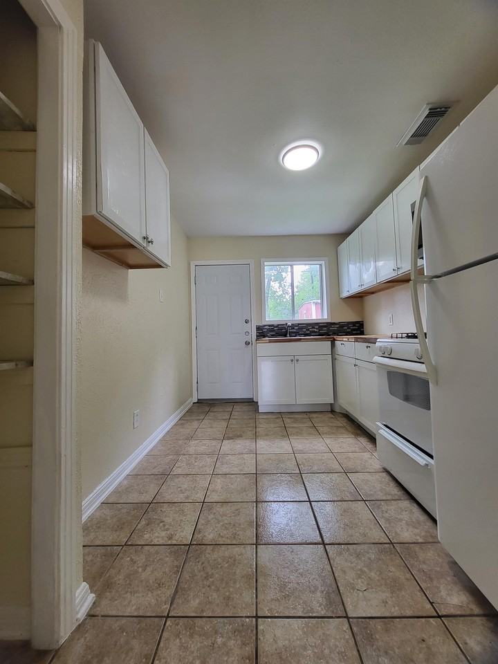 1112 Williamson Dr - Photo 2 of 9