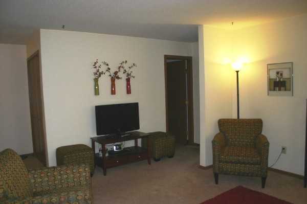 Roe Crest Apartments - Photo 5 of 7