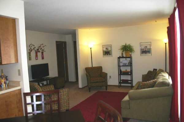 Roe Crest Apartments - Photo 6 of 7