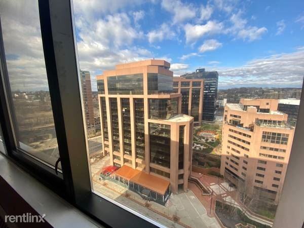 Beautiful 1 Bedroom Apt Luxury Building - Photo 2 of 12