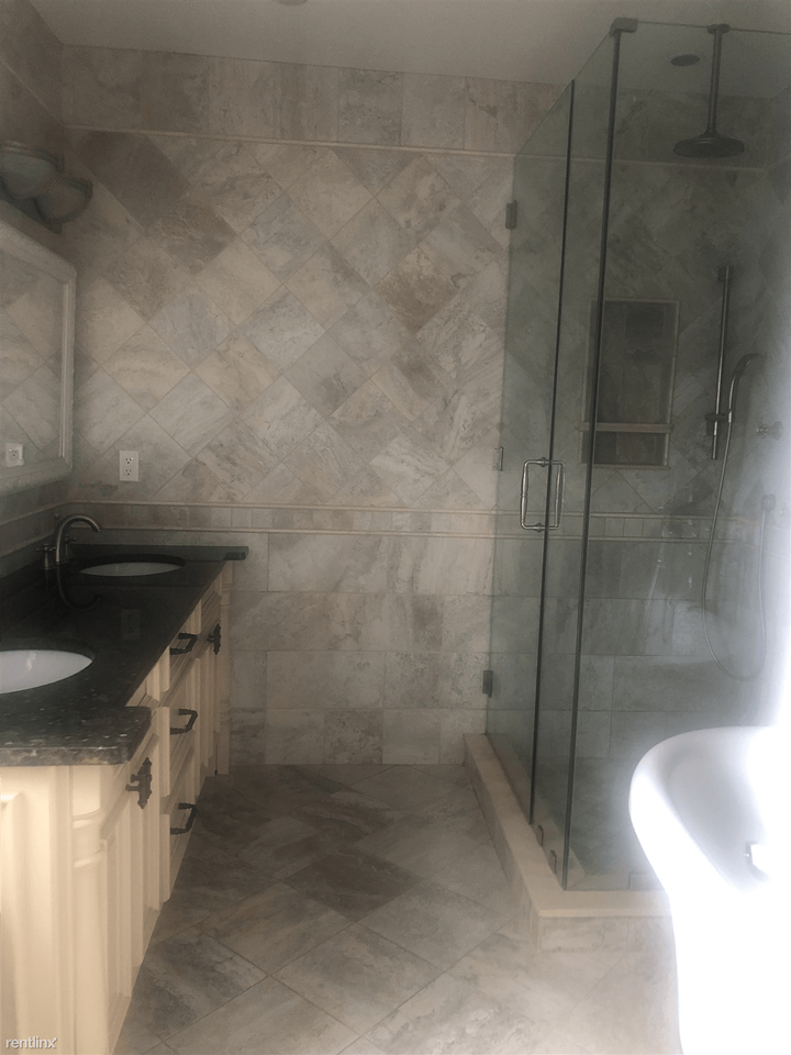 Immaculate 4 Bed 2.5 Bath Townhouse - Photo 2 of 7