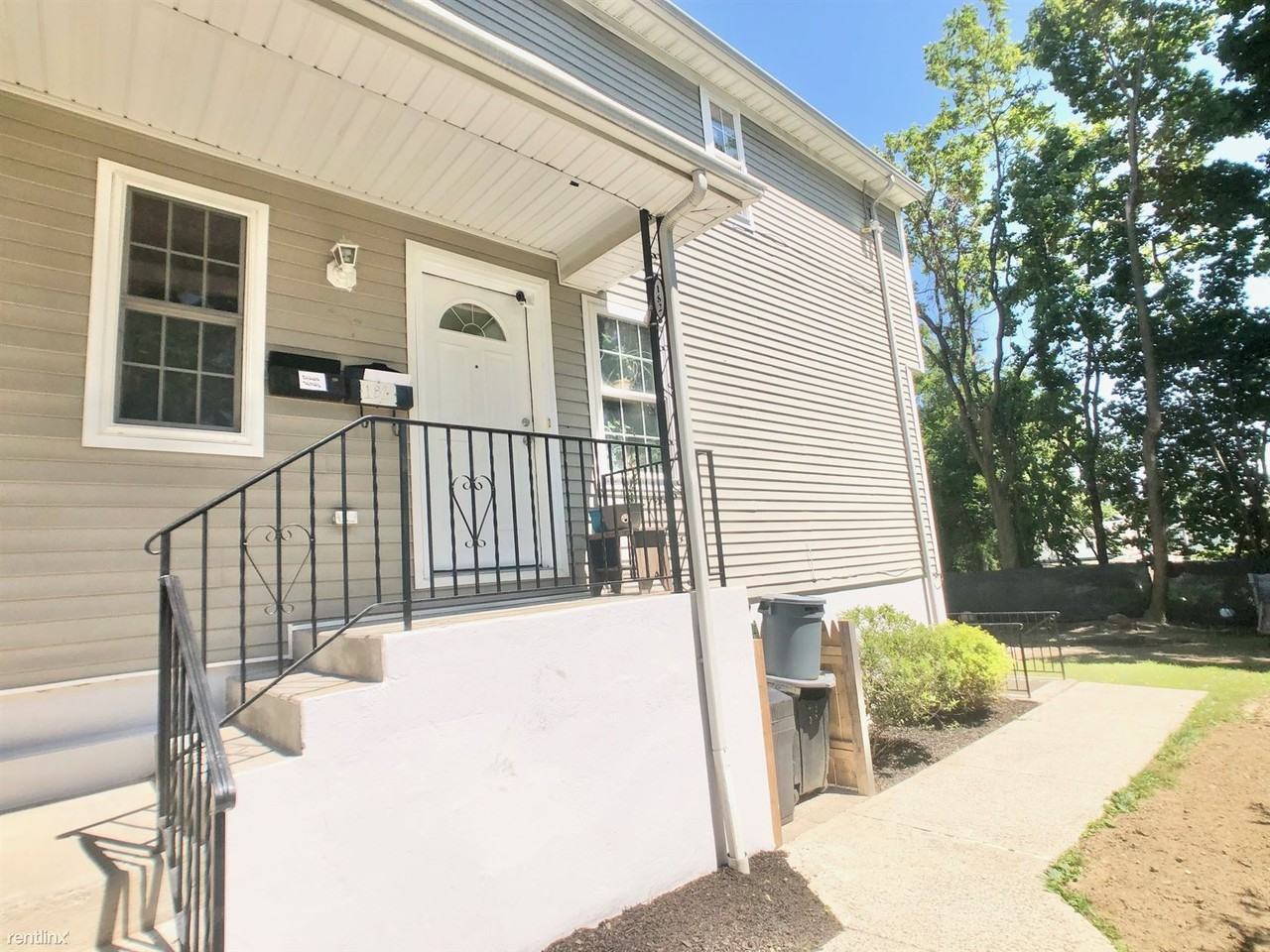 Large 3 Bed 2.5 Bath Duplex Apt - Photo 3 of 6