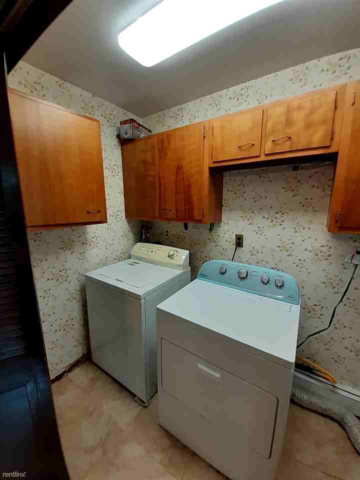 Beautiful 3 Bed 1.5 Bath Single Family Home - Photo 2 of 23