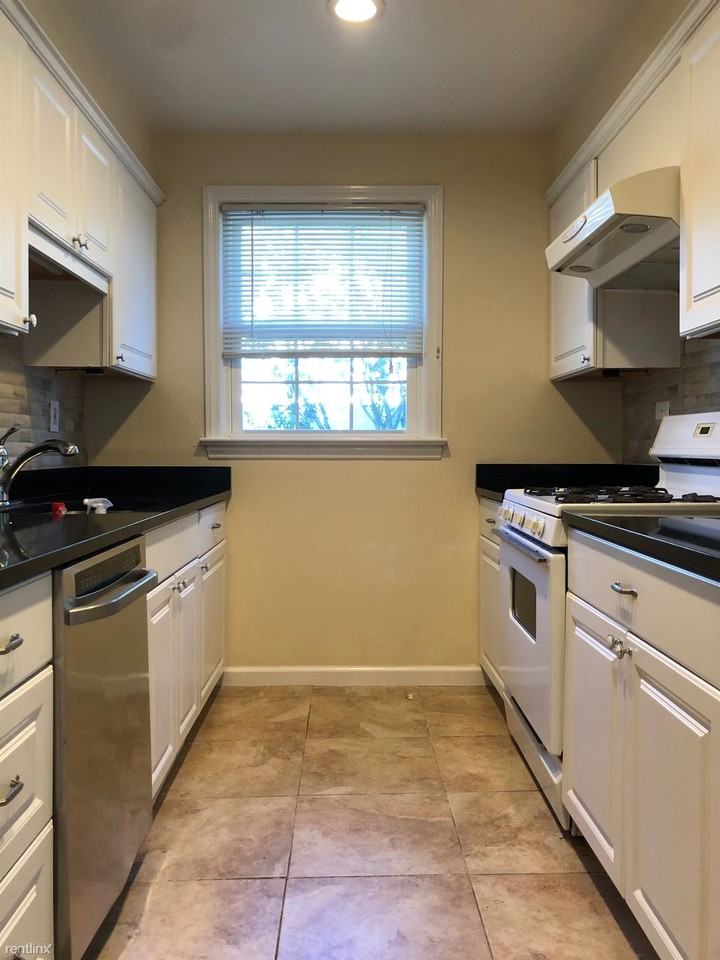 Beautiful 3 Bed 1.5 Bath Single Family Home - Photo 3 of 23