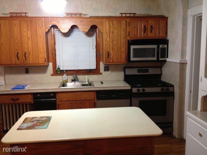 Spacious 3 Bedroom 3 Bath Victorian Single Family Home - Photo 2 of 11