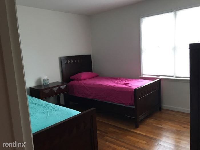 Beautiful 3 Bedroom 2.5 Bath Duplex - Photo 3 of 11
