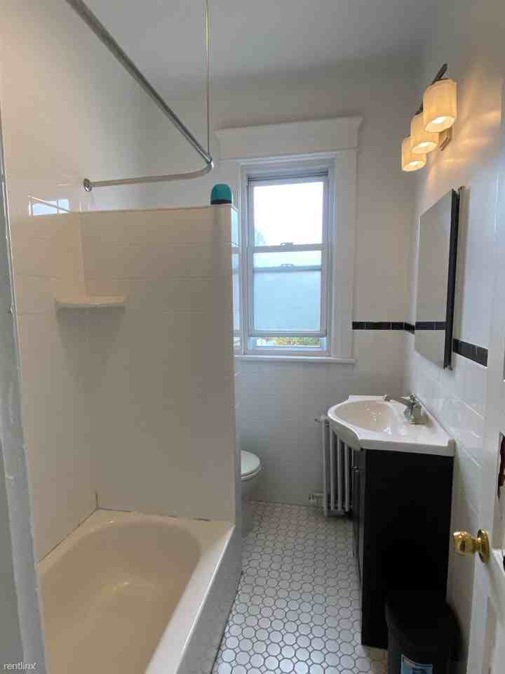 Spacious 1 Bedroom Apartment in Multifamily on 2nd Fl /1 Parking Space Inc. Laundry - Photo 3 of 6