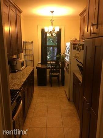 Spacious 1 Bedroom Apartment in Elevator Building - Photo 2 of 6