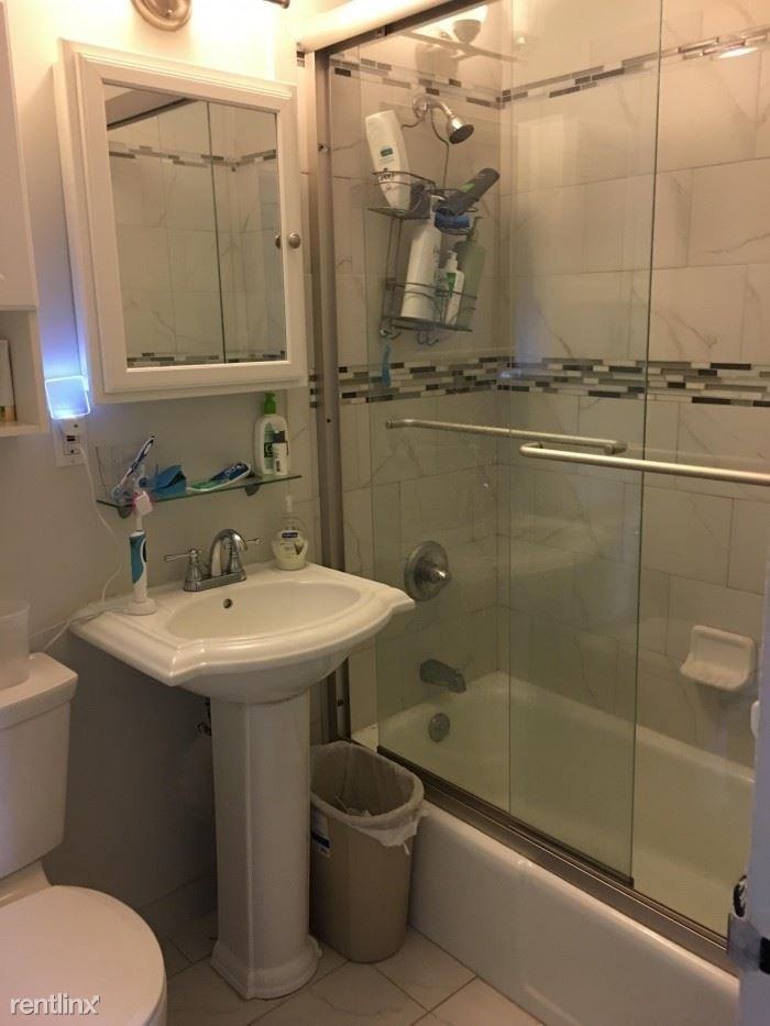 Lovely Updated 1 Bedroom Apartment in Elevator Building - Photo 2 of 2