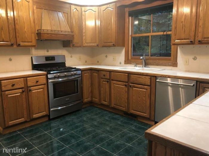 Spacious 2 Bed 1.5 Bath Apt in 2 Family Home - Photo 2 of 8