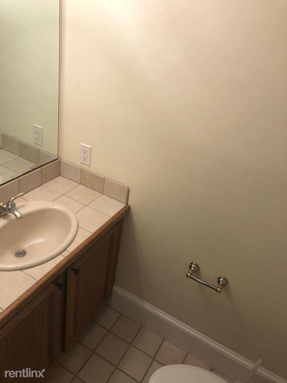 Spacious 2 Bed 1.5 Bath Apt in 2 Family Home - Photo 3 of 8