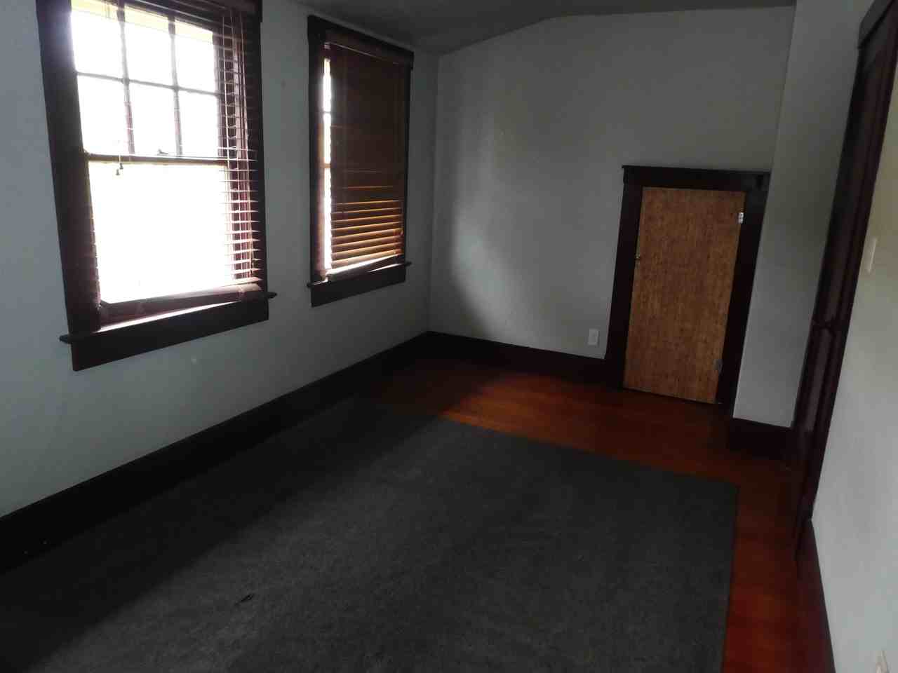 5517 N Commercial Ave #C - Photo 6 of 7