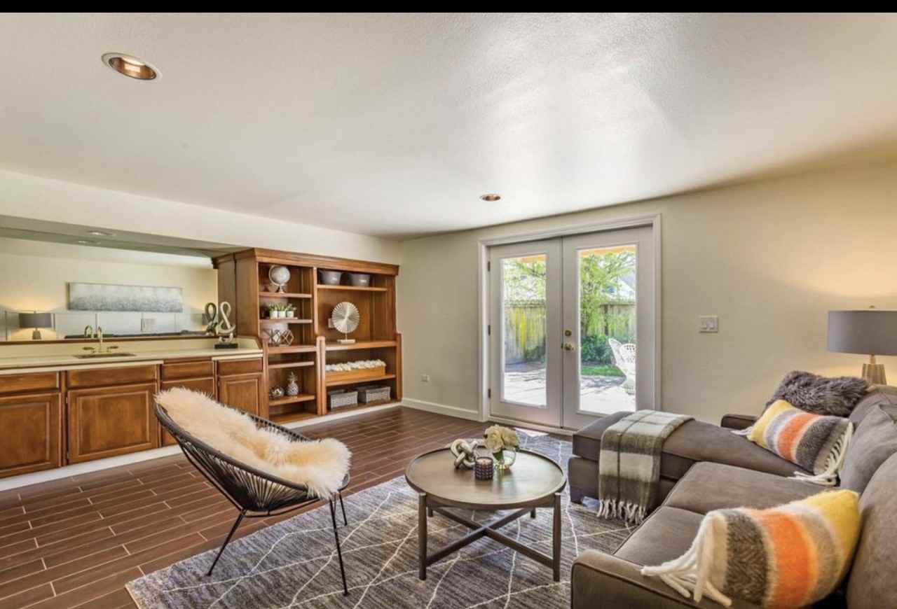 2209 Kingston Ave - Photo 2 of 5