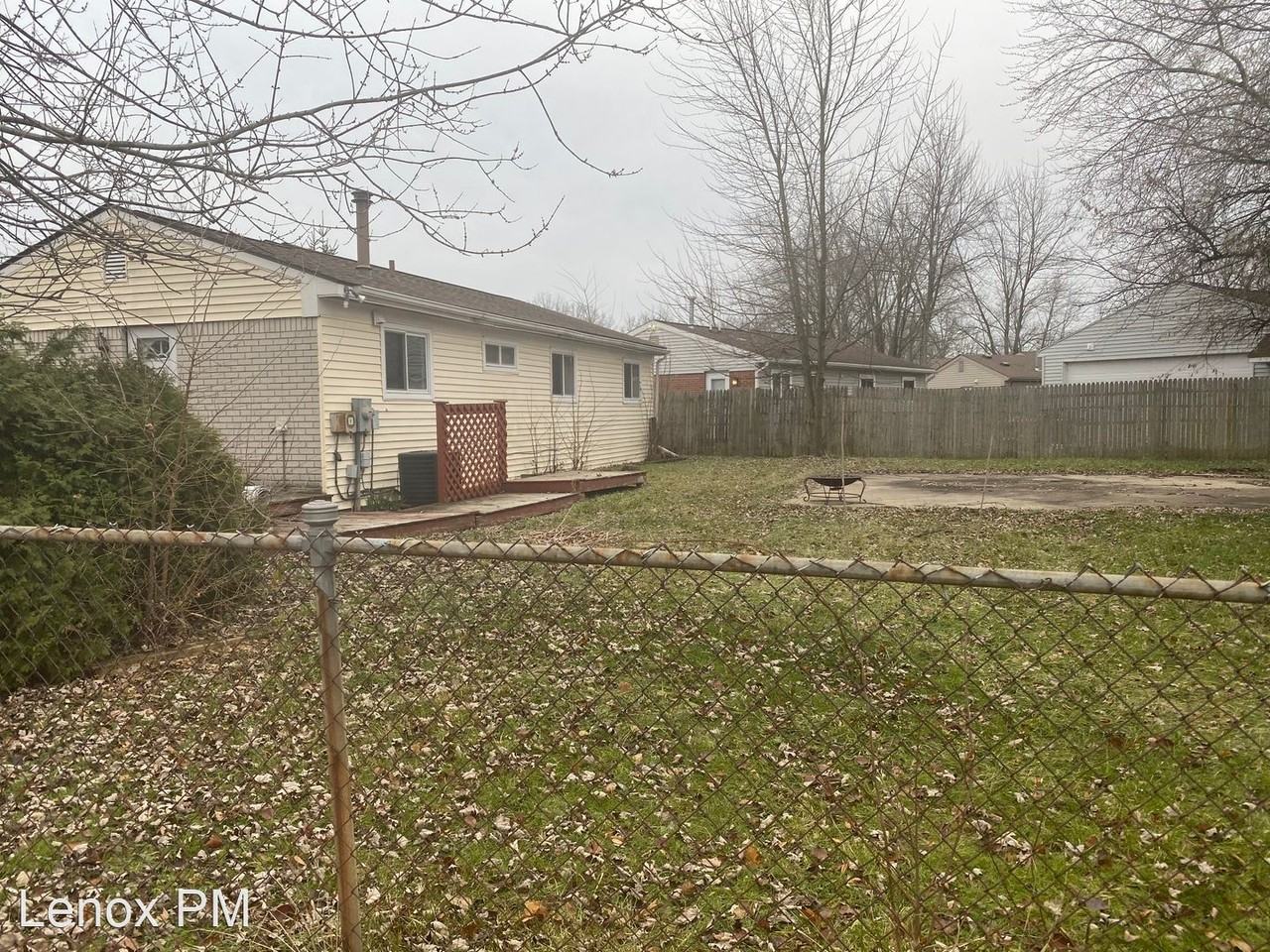 41810 Pierce St - Photo 3 of 12