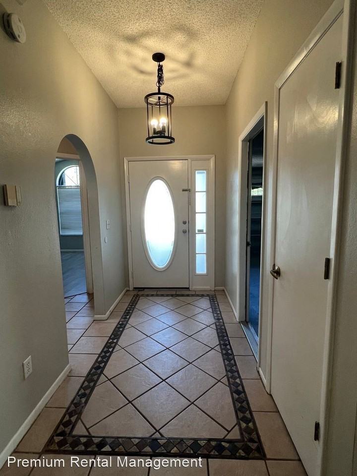 2926 Saint Augustine Dr - Photo 2 of 30