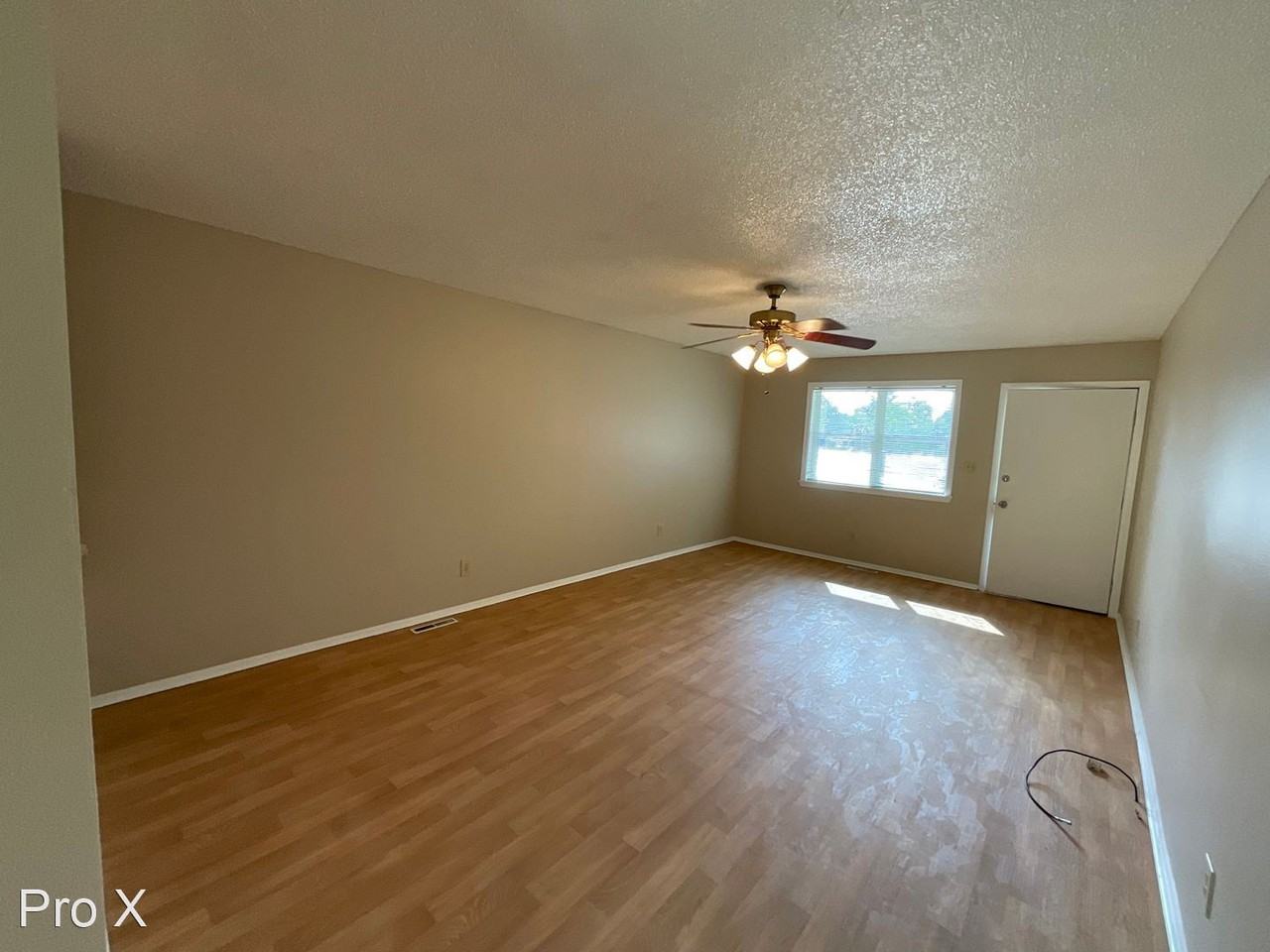 Cute 2 bedroom 1.5 bath w/ a one car garage - Photo 3 of 14