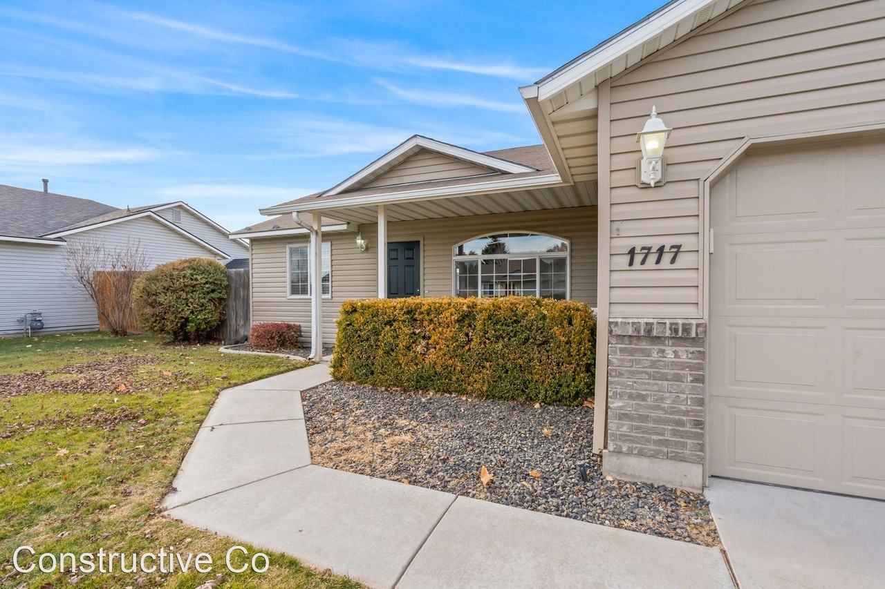 1717 N Doe Ave - Photo 3 of 25