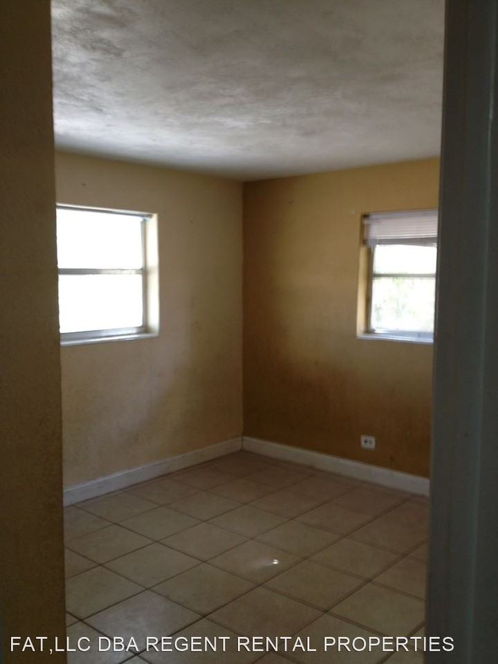 1749 Sw 43rd Ave - Photo 3 of 26