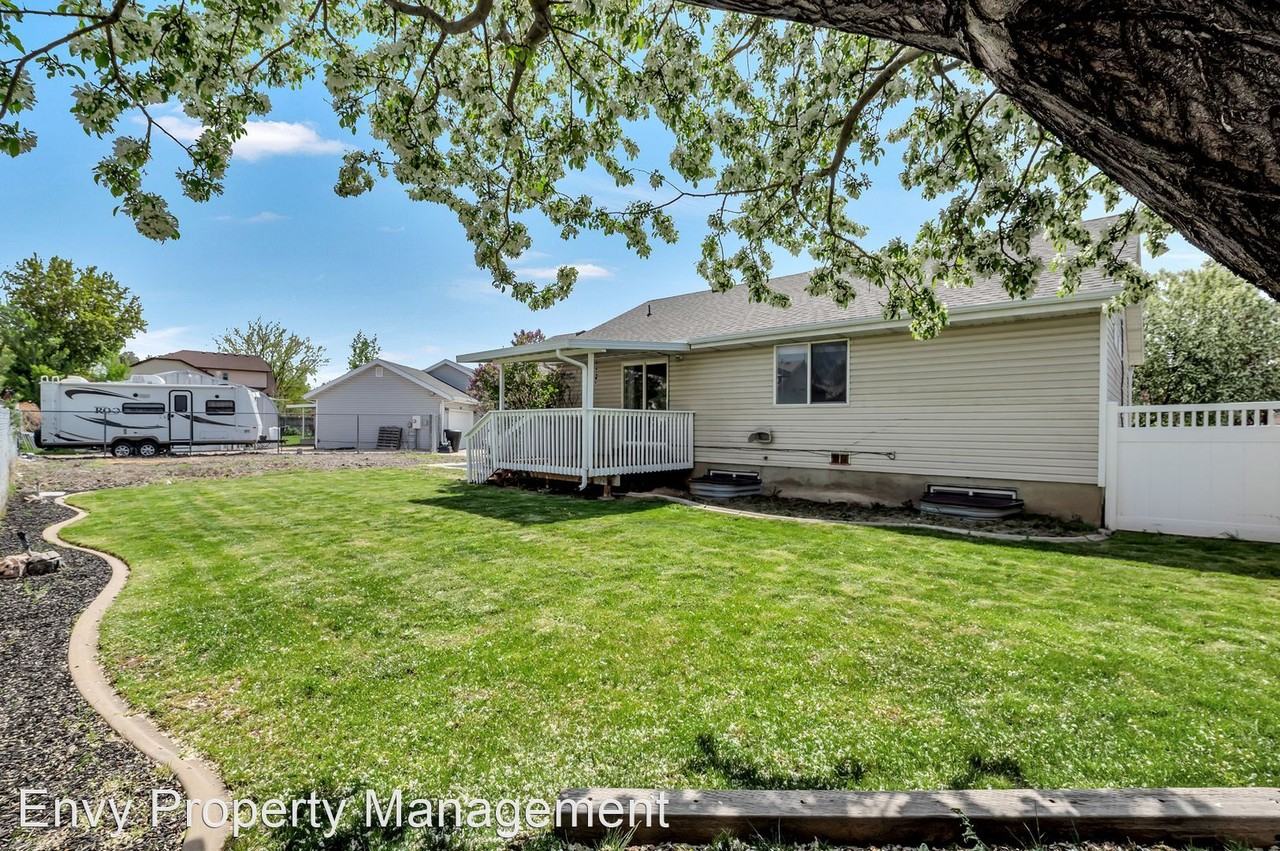 1354 N 2950 W - Photo 3 of 15