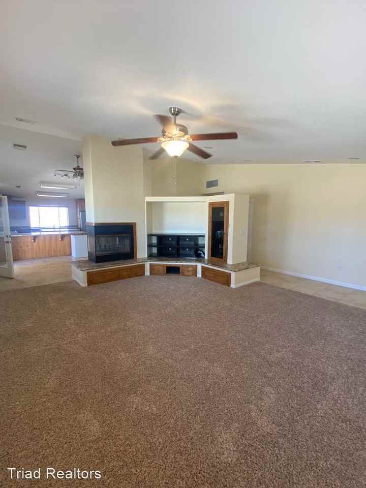 2452 Center Ave - Photo 2 of 15