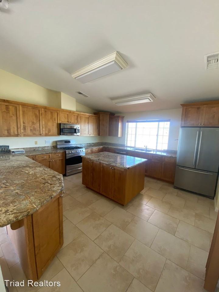 2452 Center Ave - Photo 3 of 15