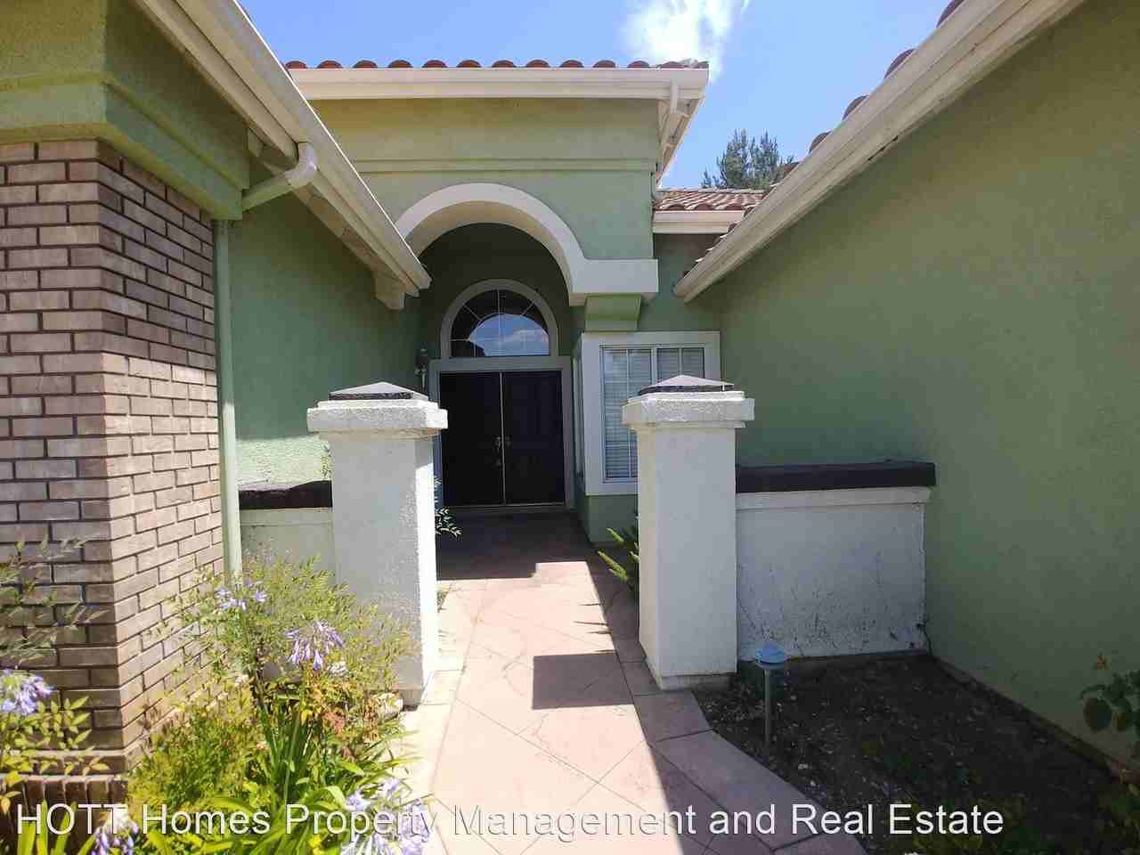 1026 Stonehedge Dr - Photo 3 of 42