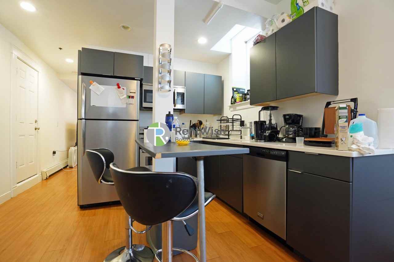 1302 Commonwealth Ave #B - Photo 6 of 20