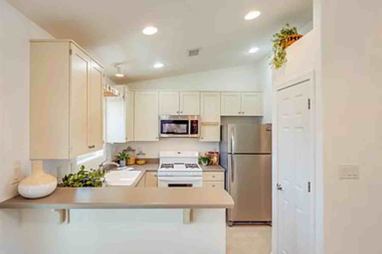 913 Cheyenne St - Photo 3 of 10